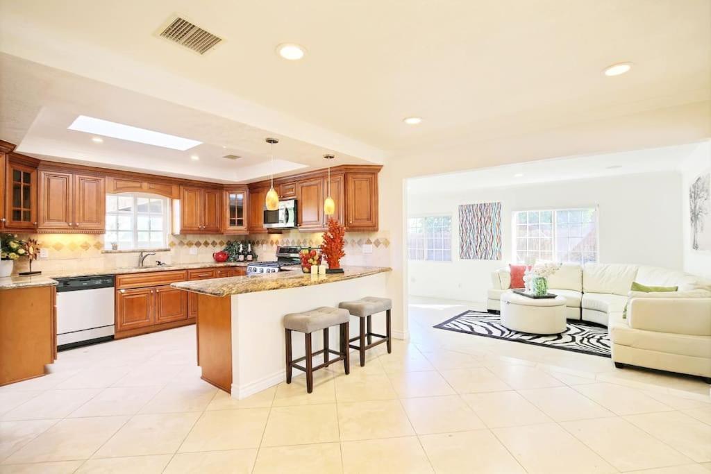 5 Rooms Villa Near Disneyland, Golf Course And Trial To Beach Santa Ana Exterior photo